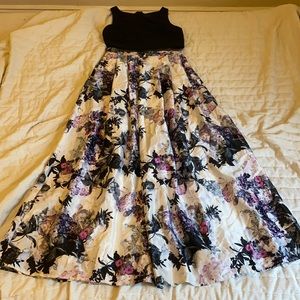 Betsy and Adams Dress with White and Purple Florals with Mesh and had Pockets.